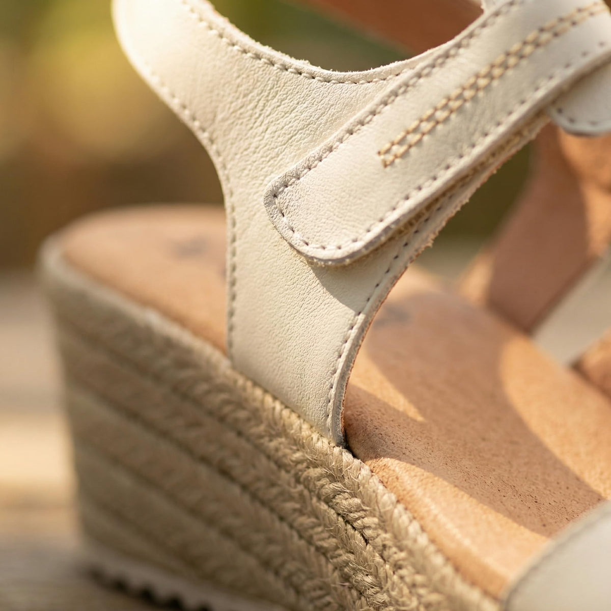 NOESLOMISMO BY DILEMA Sandalias para Mujer de Cuña Cómodas con Cierre de Velcro Ajustable | Zapatos de Verano Ergonómicos para Caminar, Ciudad y Playa | Fabricadas en España - Beige
