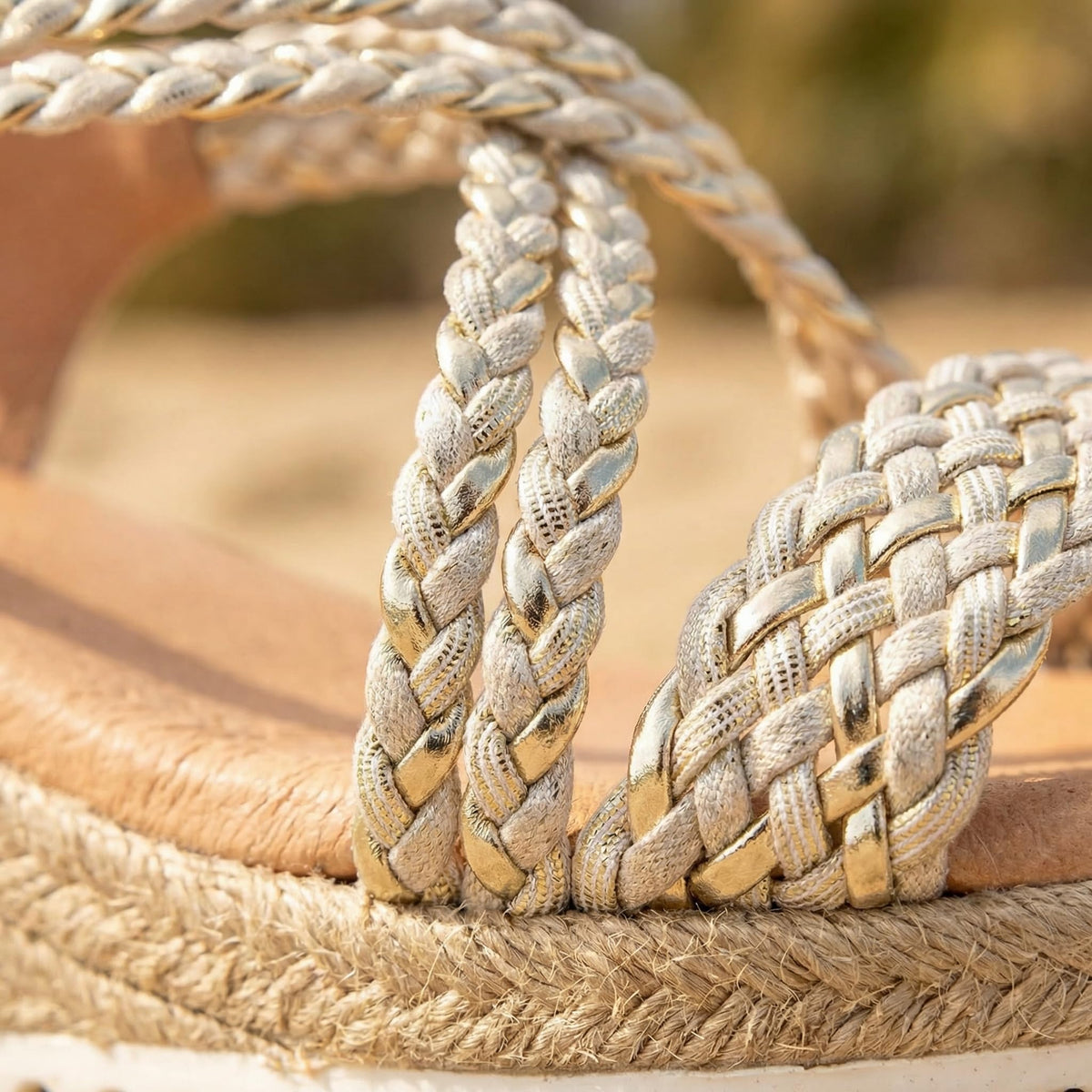 NOESLOMISMO BY DILEMA Sandalias de Cuña de Yute para Mujer Hechas en España - Tiras Trenzadas Metalizadas con Plantilla Ergonómica - Calzado Cómodo y Antideslizante para Uso Diario y Vacaciones - Platino-Oro