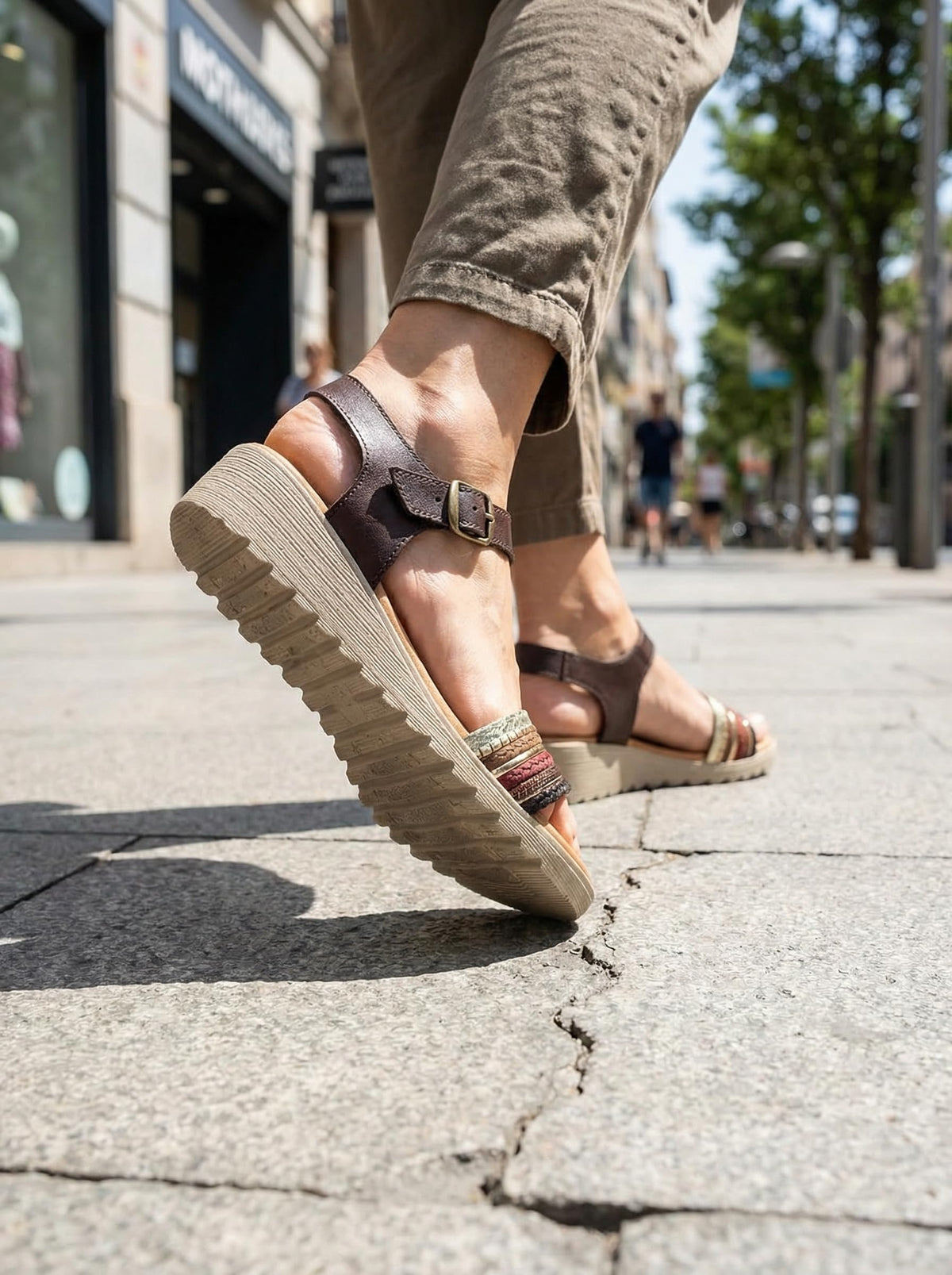 NOESLOMISMO BY DILEMA Sandalias Cómodas de Cuña Baja para Mujer | Tiras Trenzadas Multicolores - Marron