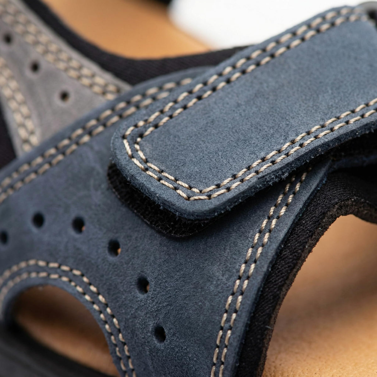 NOESLOMISMO BY DILEMA Sandalias Cangrejeras de Cuero para Hombre | Doble Cierre de Velcro Ajustable | Suela Antideslizante y Ergonómica para Caminatas Urbanas y Verano | Fabricadas en España - Marino-Gris