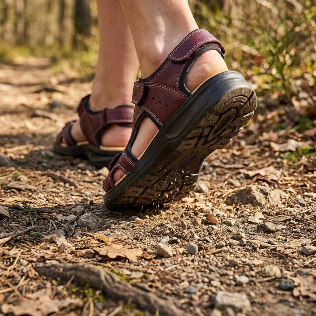 NOESLOMISMO BY DILEMA Sandalias Cangrejeras de Cuero para Hombre | Doble Cierre de Velcro Ajustable | Suela Antideslizante y Ergonómica para Caminatas Urbanas y Verano | Fabricadas en España - Burdeos