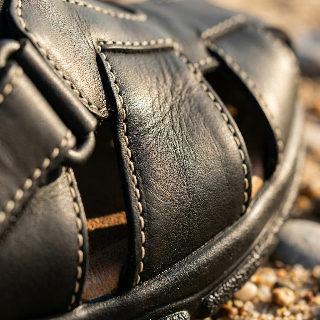 NOESLOMISMO BY DILEMA Sandalias de Piel para Hombre con Cierre de Velcro | Calzado Abierto Antideslizante Estilo Cangrejera para Caminar en Verano | Confort Ergonómico Hecho en España - Negro