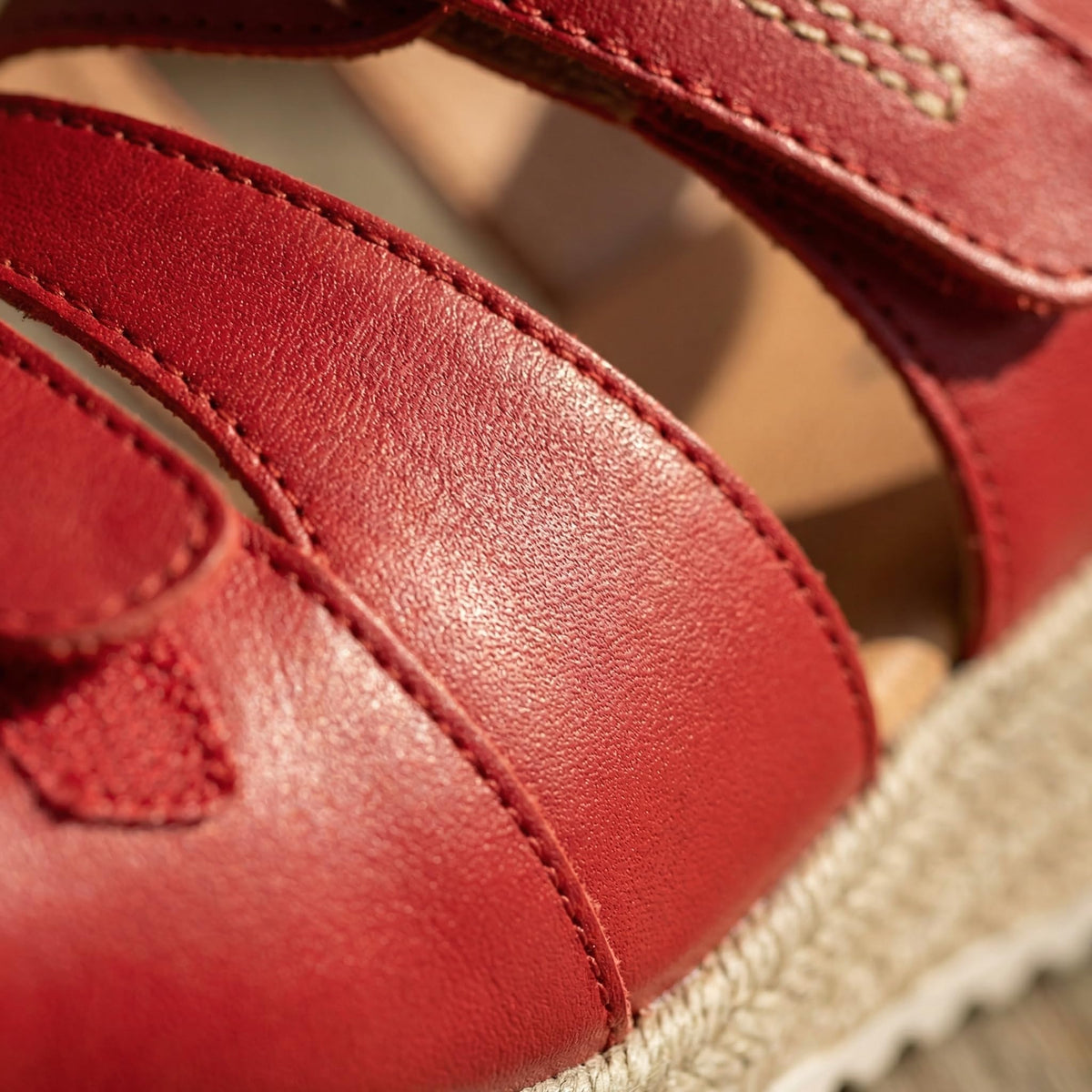 NOESLOMISMO BY DILEMA Sandalias para Mujer de Cuña Cómodas con Cierre de Velcro Ajustable | Zapatos de Verano Ergonómicos para Caminar, Ciudad y Playa | Fabricadas en España - Rojo