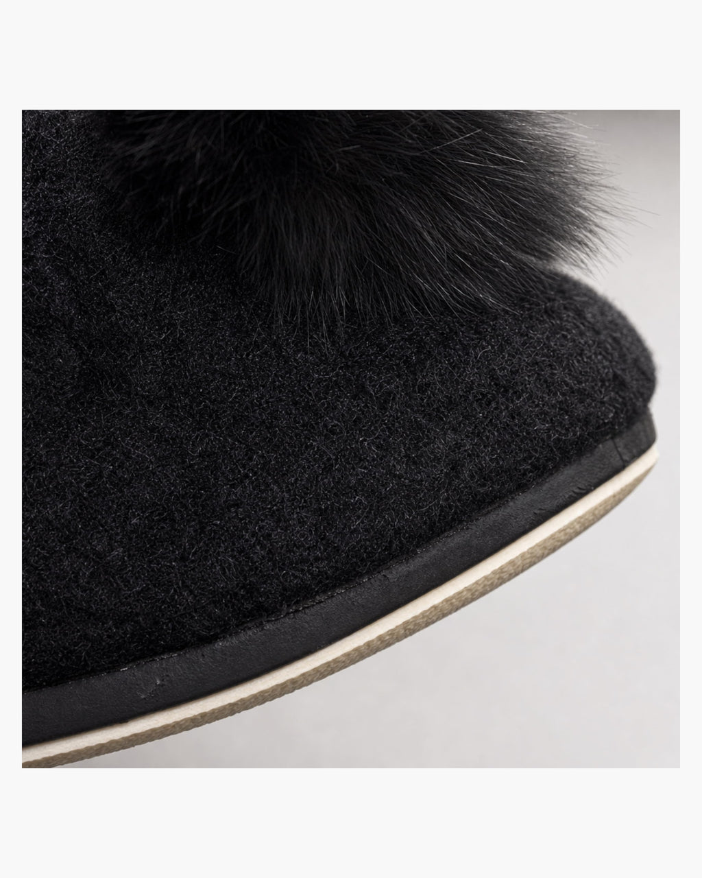 Zapatillas de casa mujer con cuña, abiertas, pompón de pelo, negro - Negro