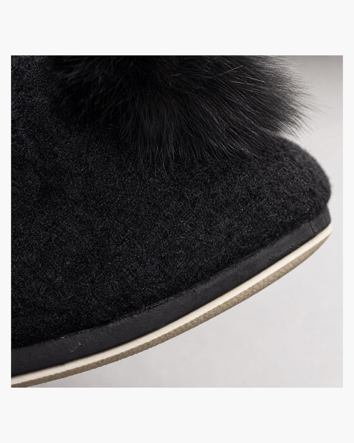 Zapatillas de casa mujer con cuña, abiertas, pompón de pelo, negro - Negro