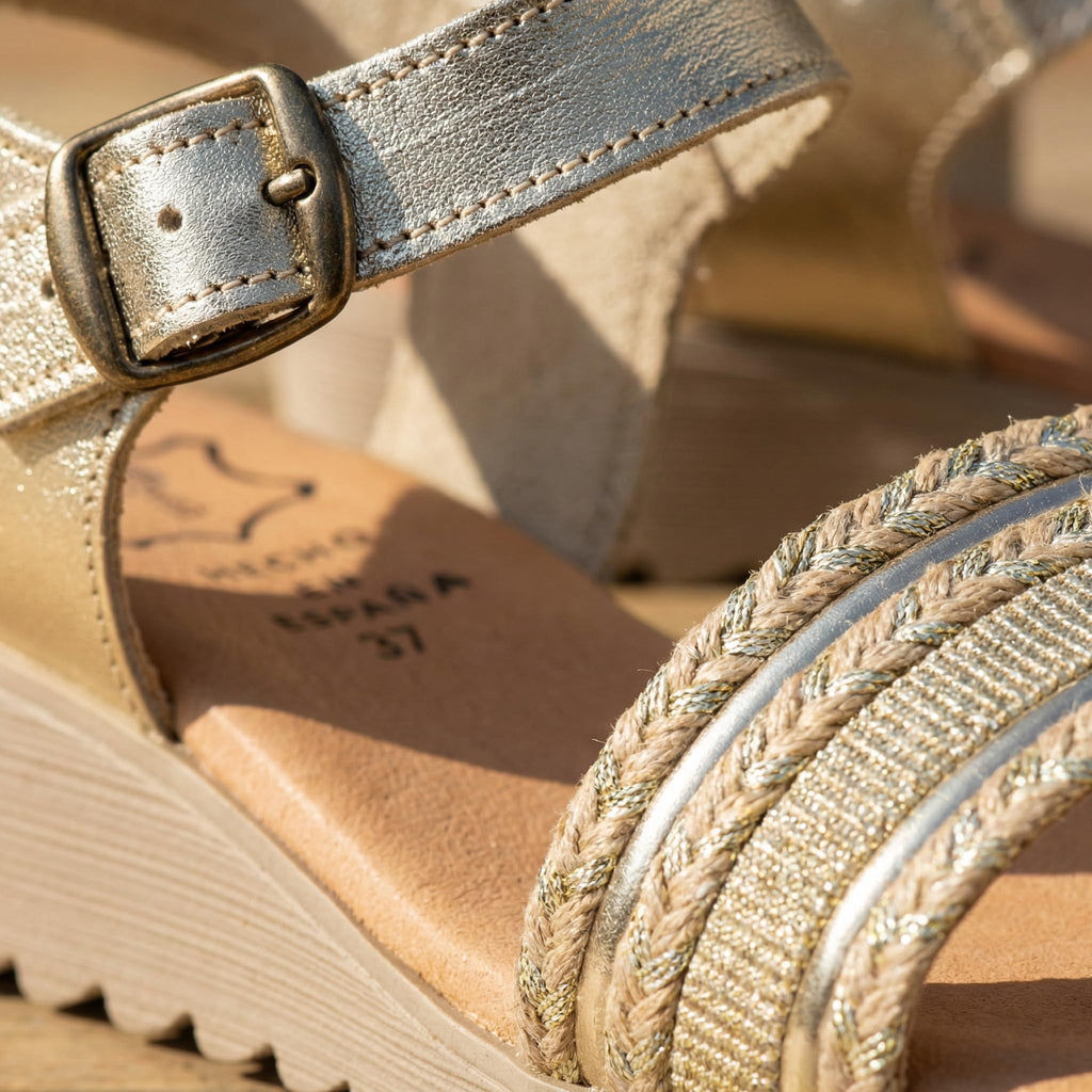 NOESLOMISMO BY DILEMA Sandalias de Cuña Baja para Mujer, Plantilla de Piel Hechas en España, Diseño Ergonómico con Cierre de Hebilla y Suela Antideslizante para Uso Casual en Verano - Platino