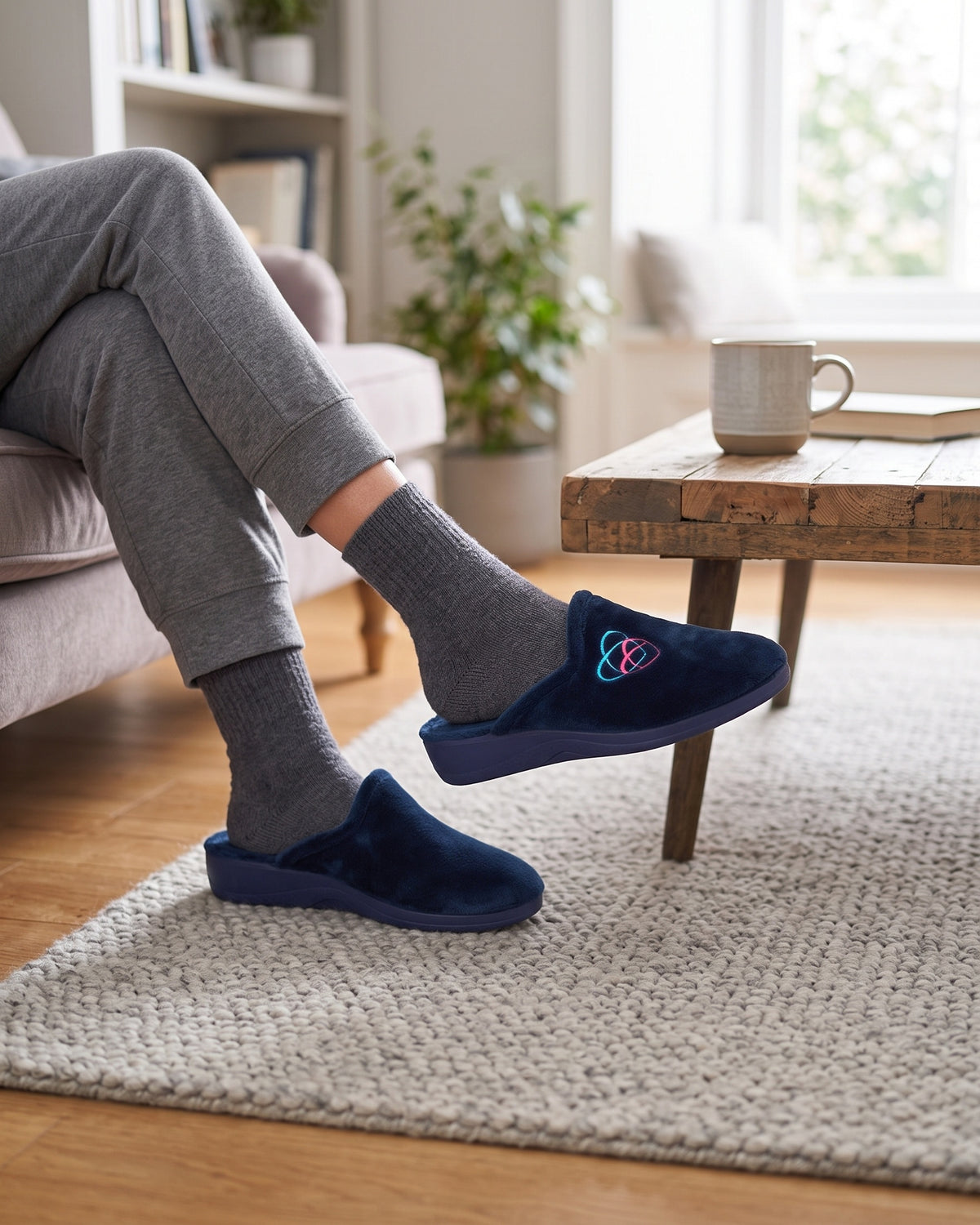 Lifestyle sin rostros — Zapatillas de Casa para Mujer Destalonadas con Cuña – Azul marino