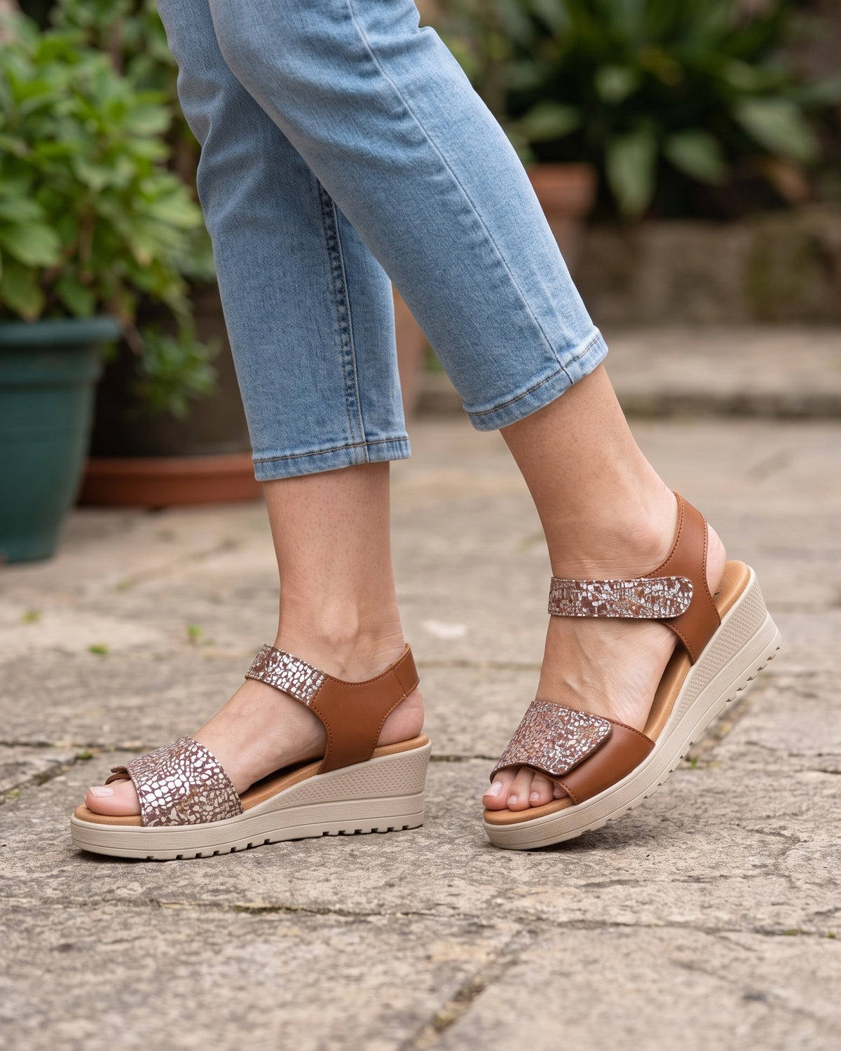 Lifestyle sin rostros — Sandalias de Mujer con Cuña y Cierre Adherente – Cuero