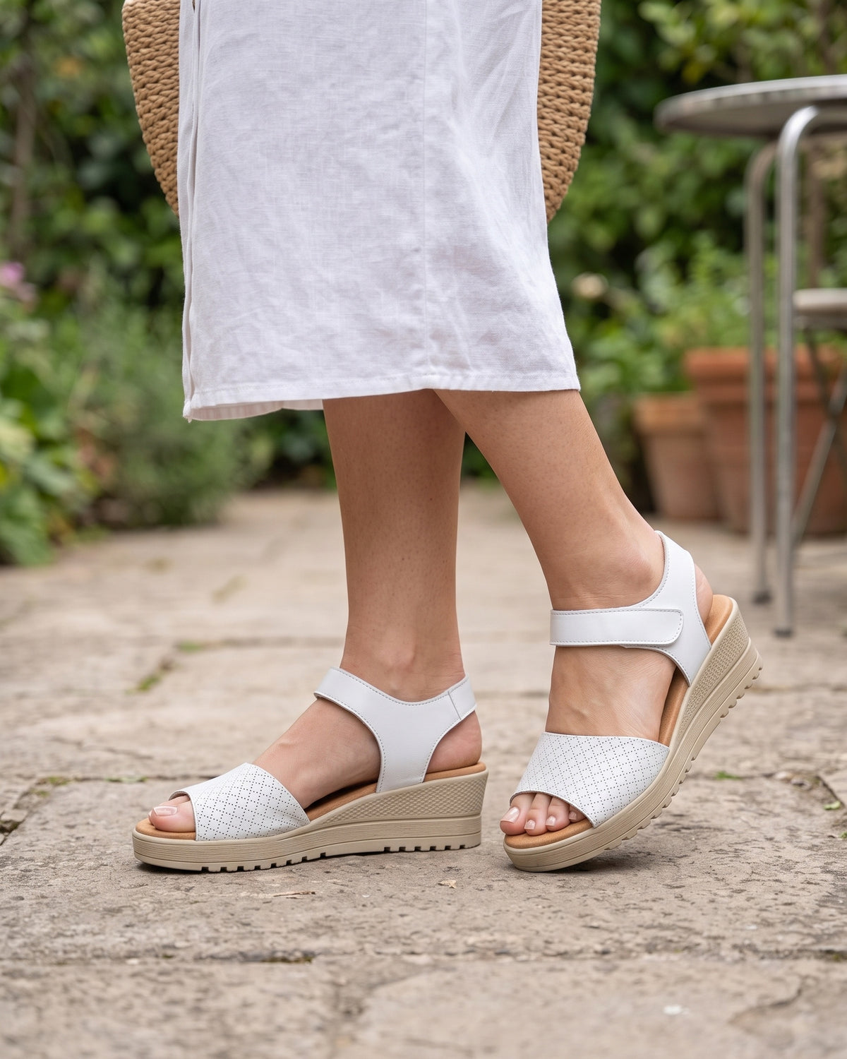 Lifestyle sin rostros — Sandalias de Mujer con Cuña y Pala Trenzada – Blanco