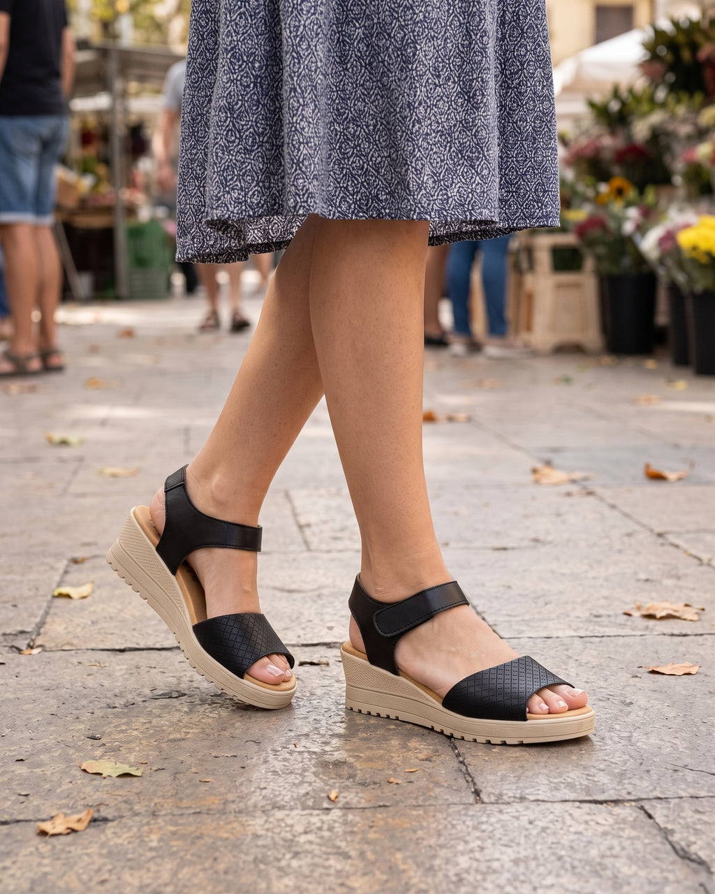 Lifestyle sin rostros — Sandalias de Mujer con Cuña y Pala Trenzada – Negro