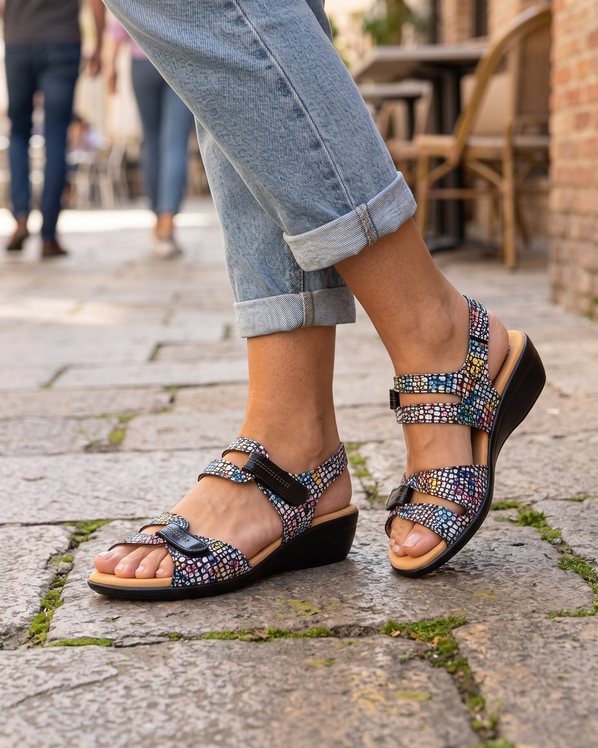 Lifestyle sin rostros — Sandalias de Mujer con Cuña y Plantilla de Gel – Negro