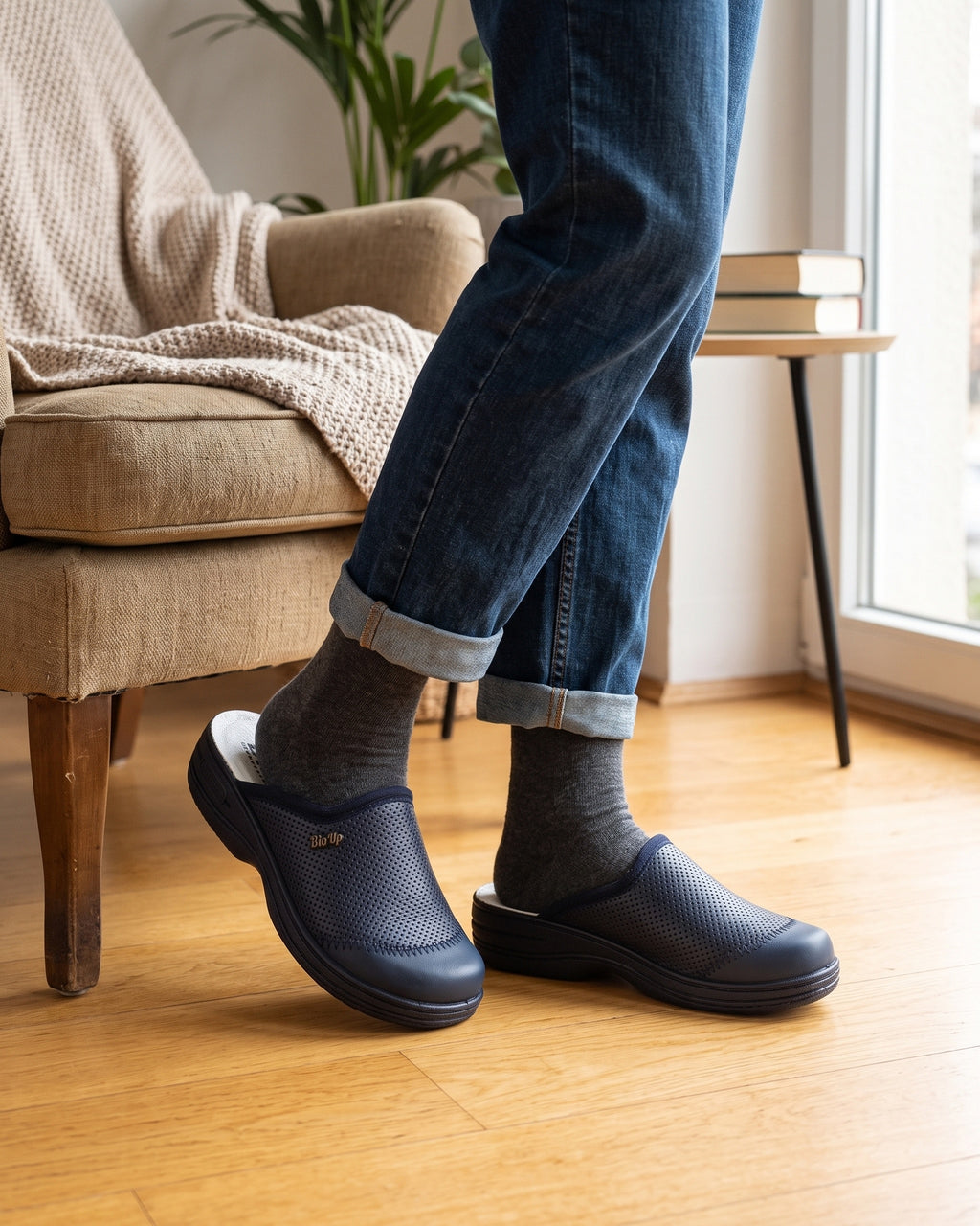 Lifestyle sin rostros — Zuecos de Mujer de Piel con Puntera Reforzada – Azul