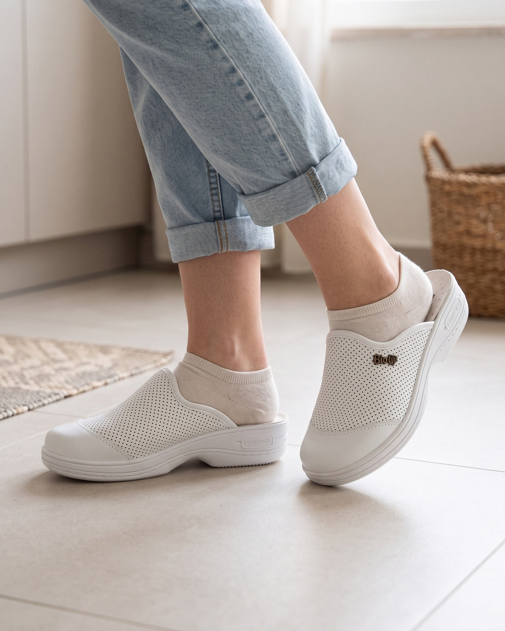 Lifestyle sin rostros — Zuecos de Mujer de Piel Perforada – Blanco