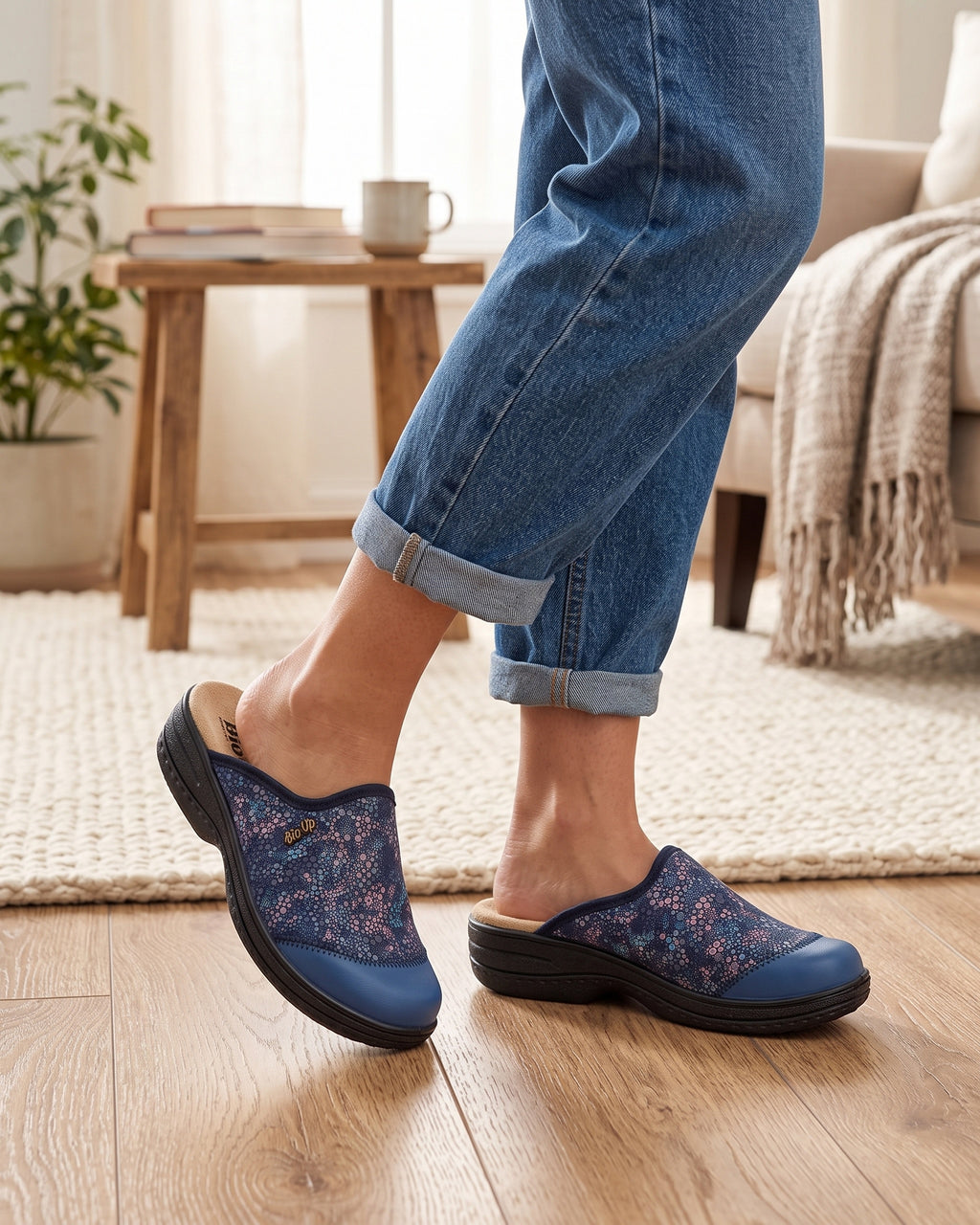 Lifestyle sin rostros — Zuecos de Mujer de Piel con Estampado Floral – Ida-Azul