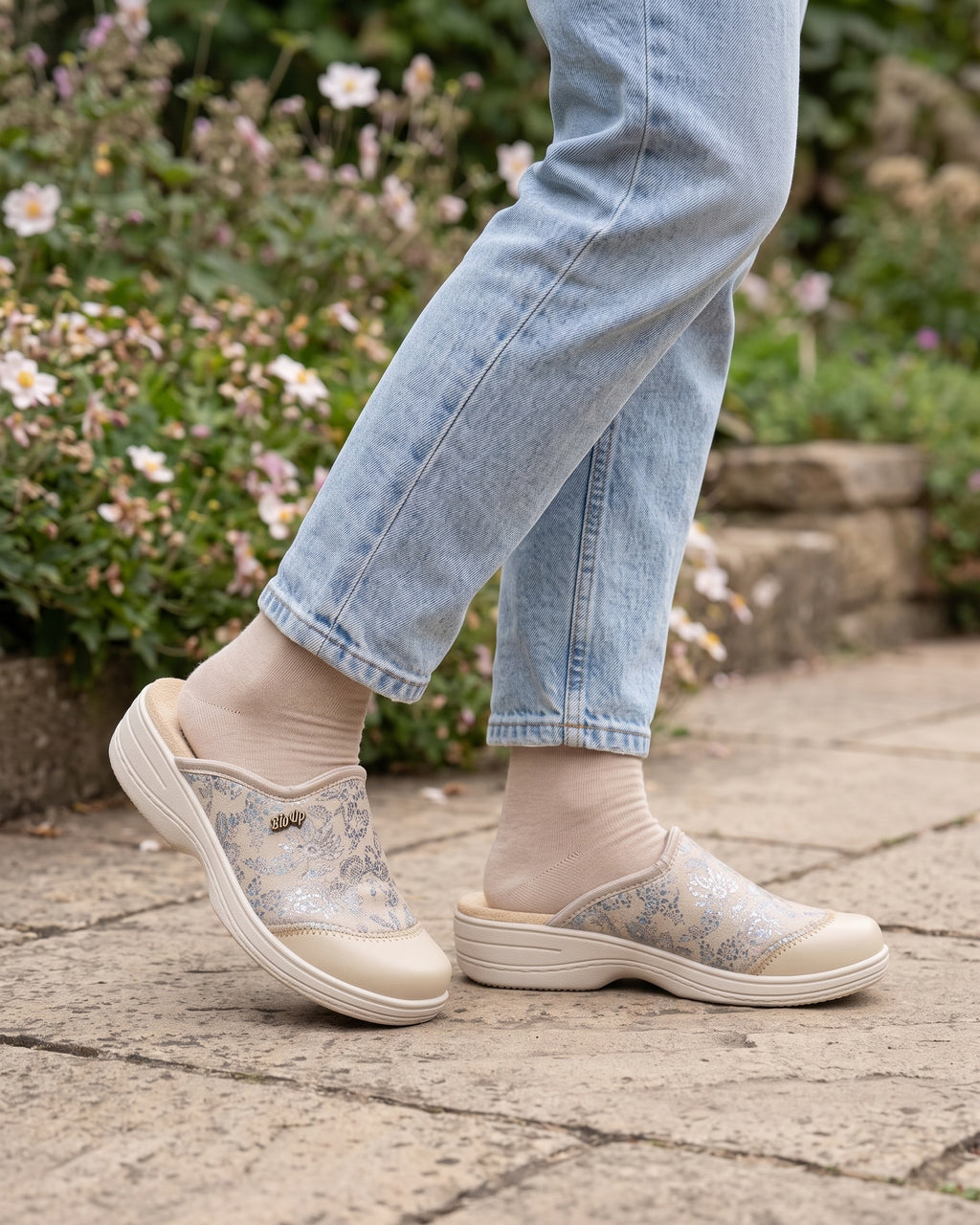 Lifestyle sin rostros — Zuecos de Mujer de Piel con Estampado Floral – Ida-Beige