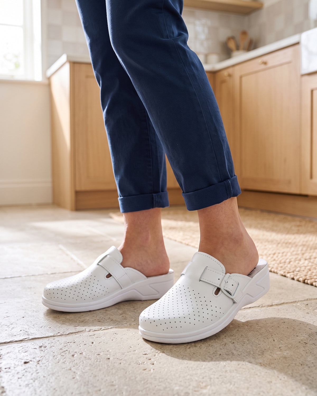 Lifestyle sin rostros — Zuecos de Mujer de Piel Perforada con Hebilla – Blanco