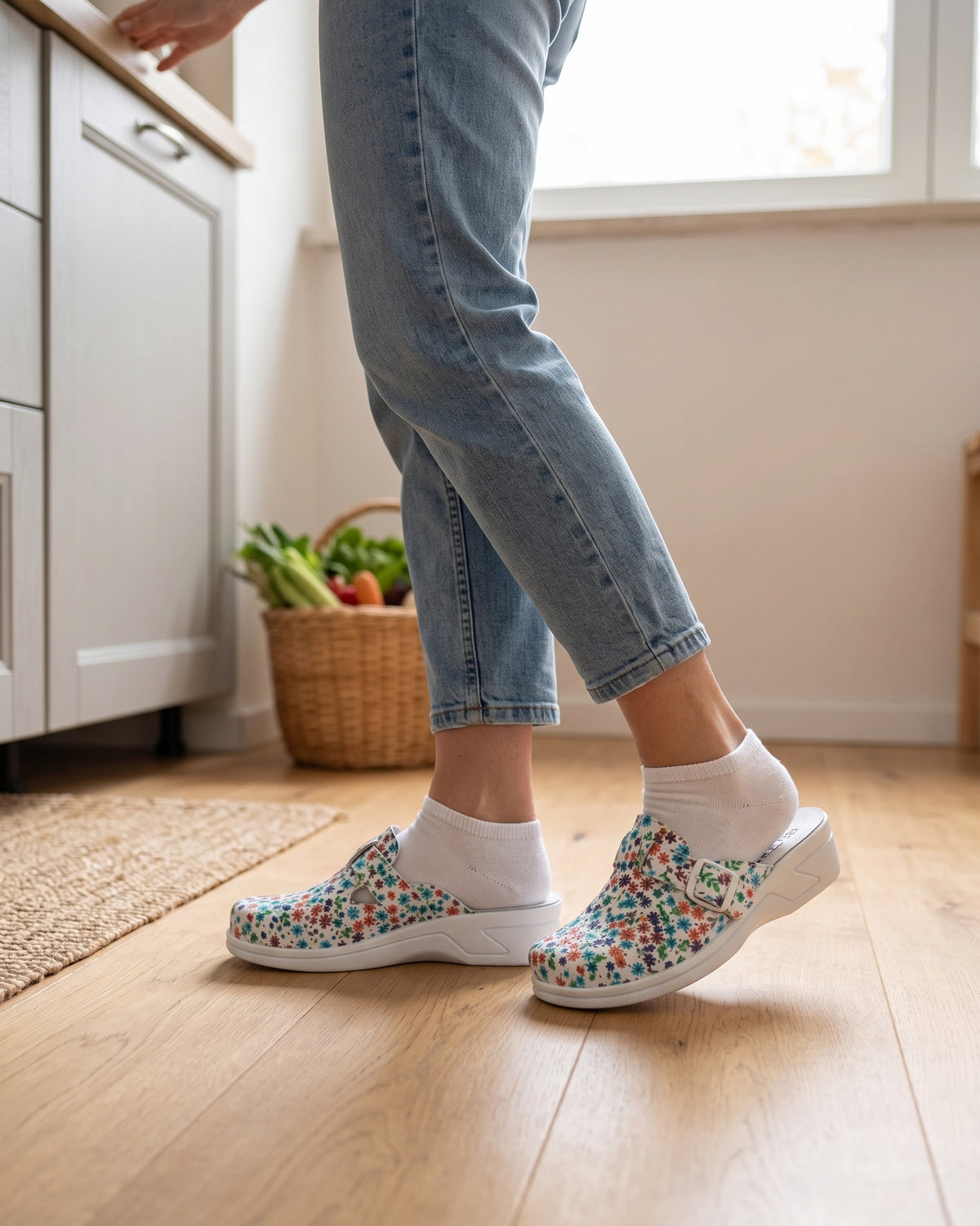 Lifestyle sin rostros — Zuecos de Mujer de Piel Perforada con Hebilla – Multicolor