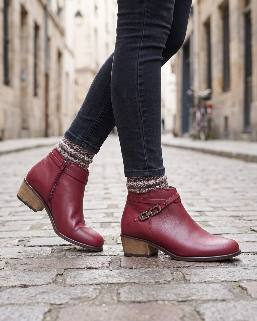 Lifestyle sin rostros — Botines de Mujer con Tacón Bajo y Tira Decorativa – Burdeos
