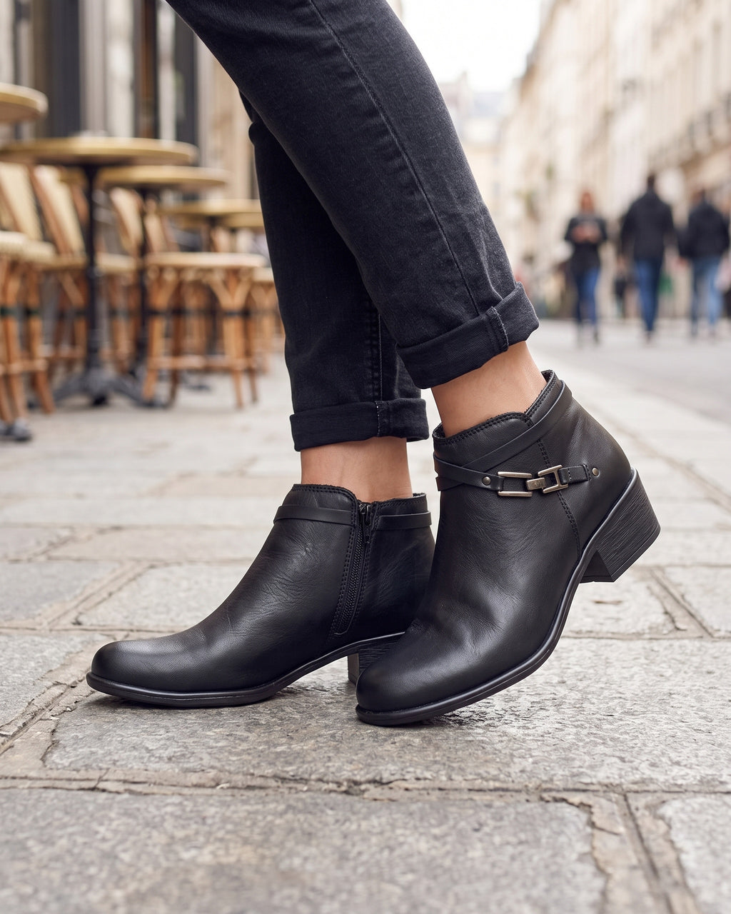 Lifestyle sin rostros — Botines de Mujer con Tacón Bajo y Tira Decorativa – Negro