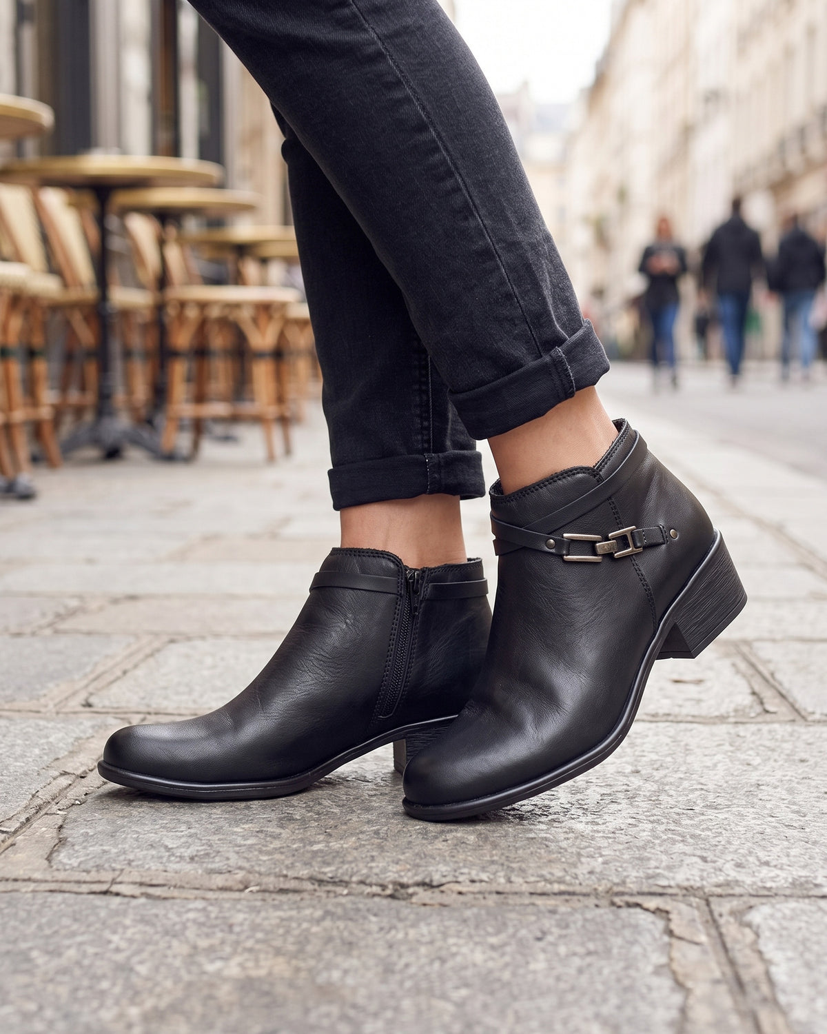 Lifestyle sin rostros — Botines de Mujer con Tacón Bajo y Tira Decorativa – Negro