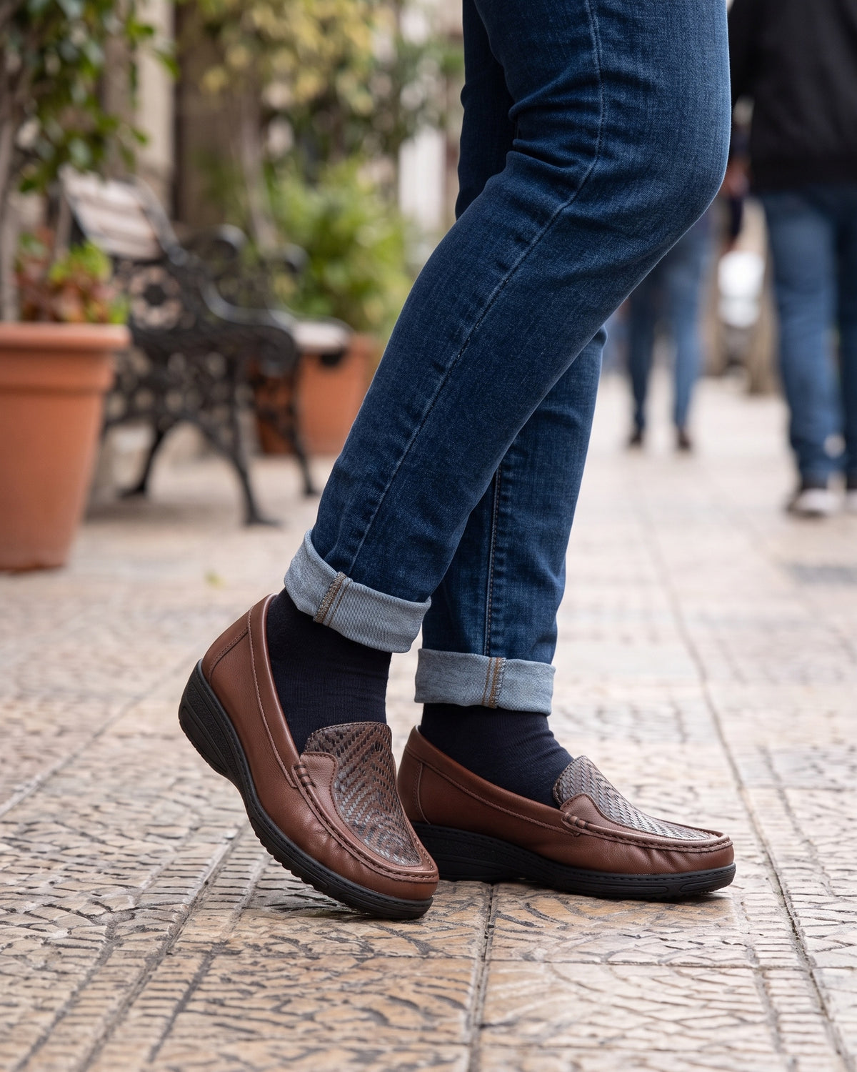 Lifestyle sin rostros — Mocasines de Mujer de Piel Trenzada con Cuña – Marrón