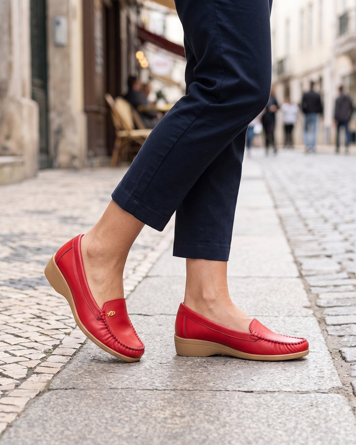 Lifestyle sin rostros — Mocasines de Mujer de Piel con Cuña y Adorno Metálico – Rojo