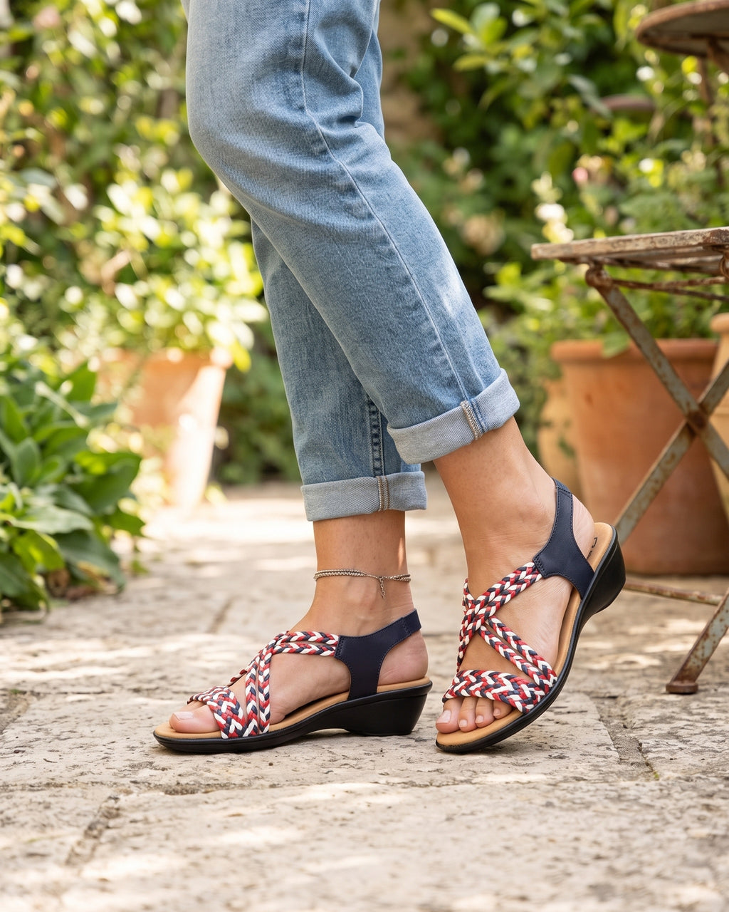 Lifestyle sin rostros — Sandalias de Mujer con Tiras Trenzadas y Cuña – Rojo-Marino