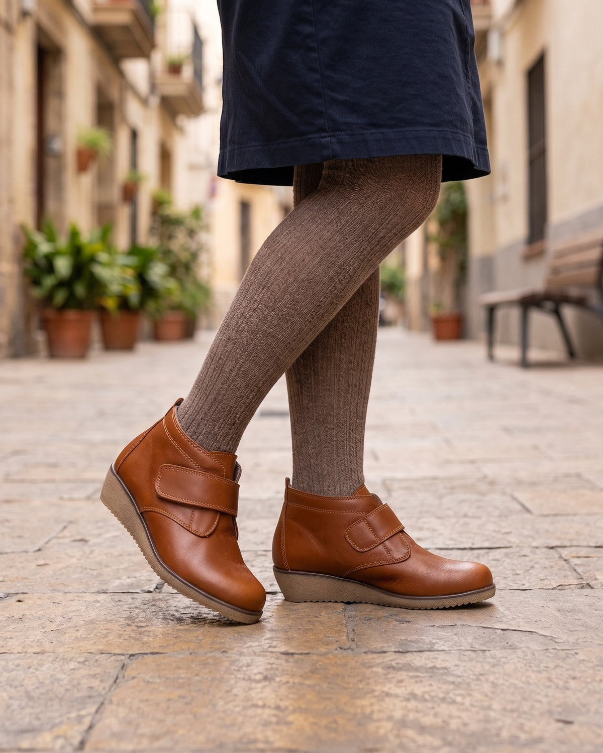 Lifestyle sin rostros — Botines de Mujer de Piel con Cuña y Cierre Adherente – Cuero