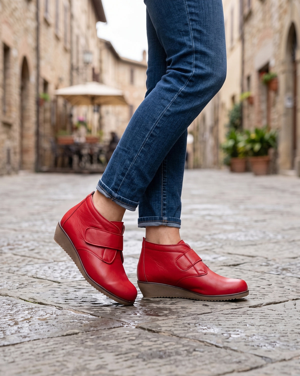 Lifestyle sin rostros — Botines de Mujer de Piel con Cuña y Cierre Adherente – Rojo