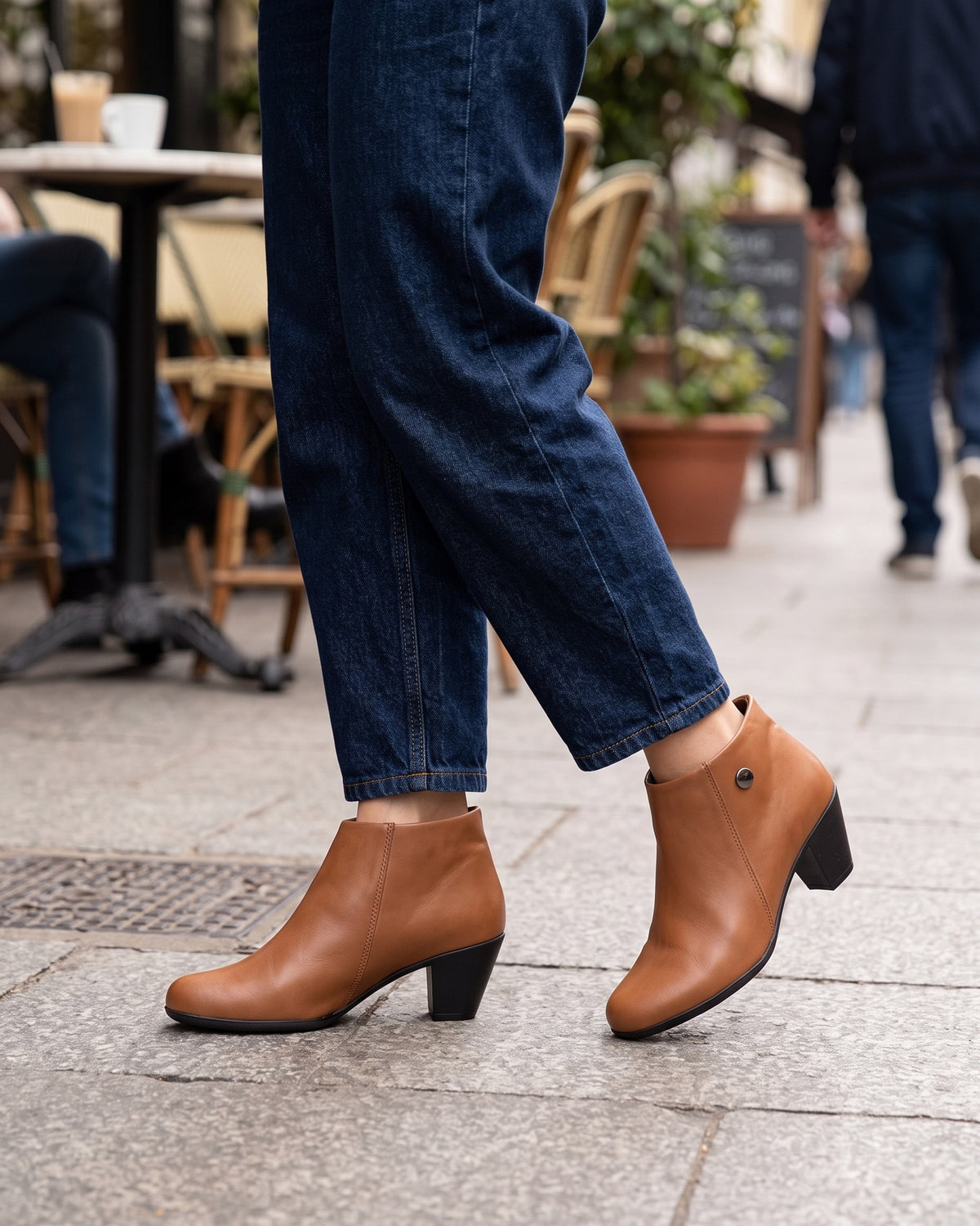 Lifestyle sin rostros — Botines de Mujer de Piel con Tacón Ancho y Aplique Metálico – Cuero