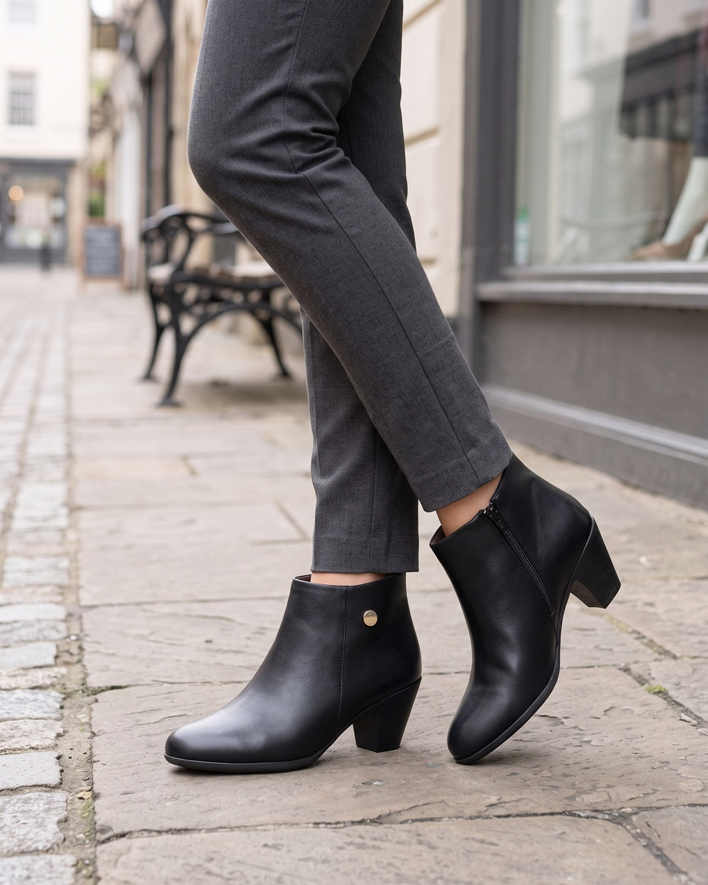 Lifestyle sin rostros — Botines de Mujer de Piel con Tacón Ancho y Aplique Metálico – Negro