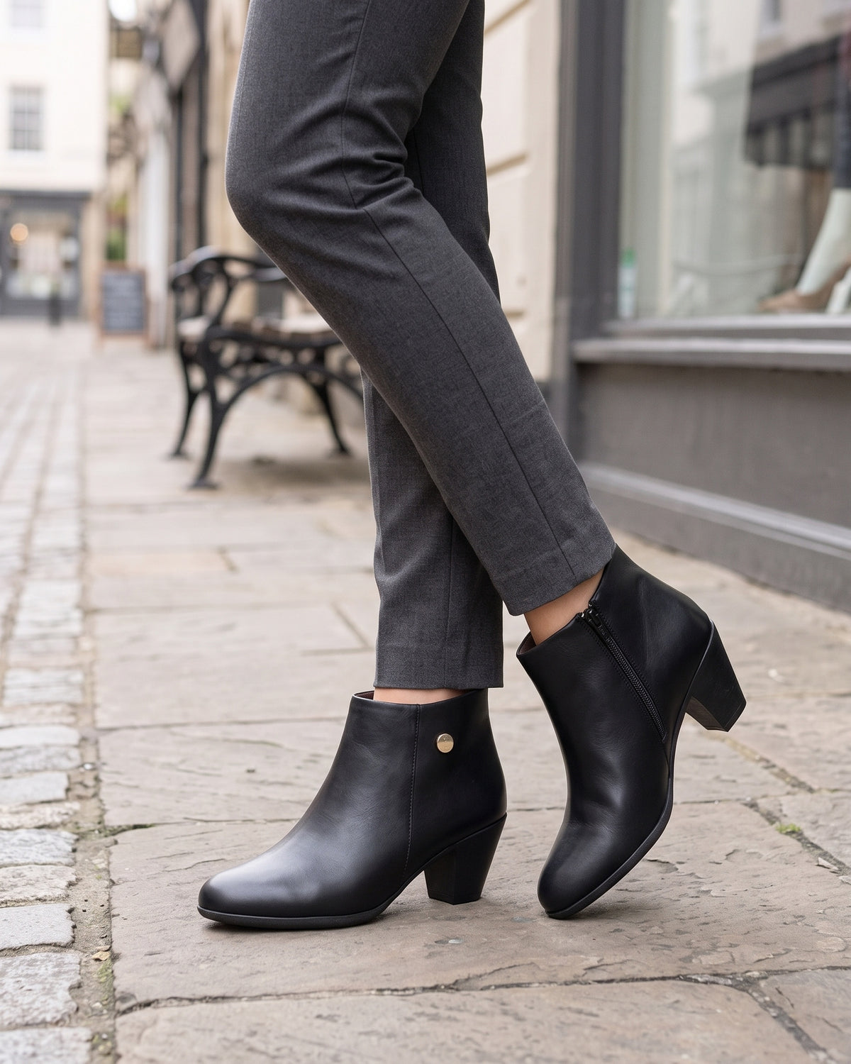 Lifestyle sin rostros — Botines de Mujer de Piel con Tacón Ancho y Aplique Metálico – Negro