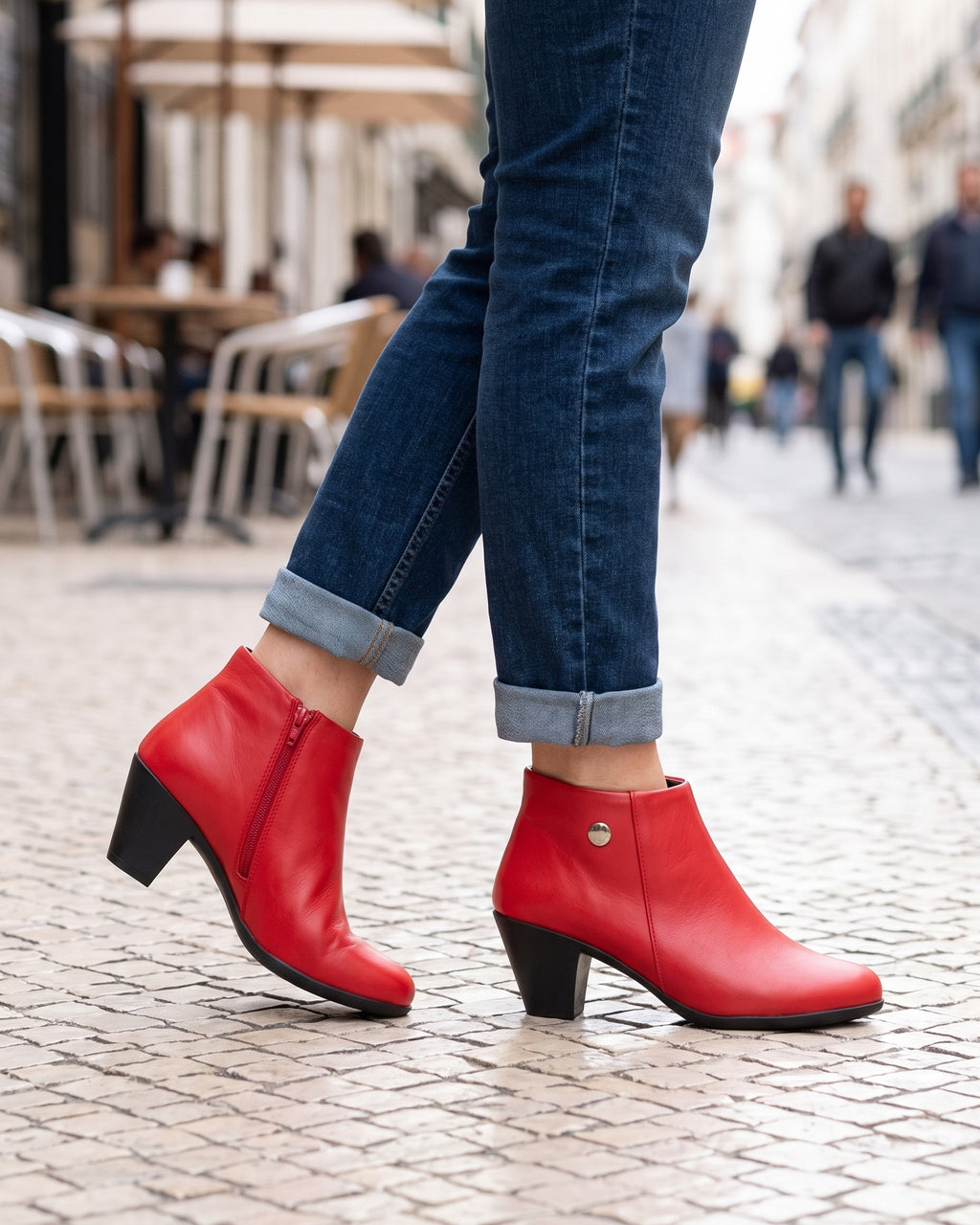 Lifestyle sin rostros — Botines de Mujer de Piel con Tacón Ancho y Aplique Metálico – Rojo