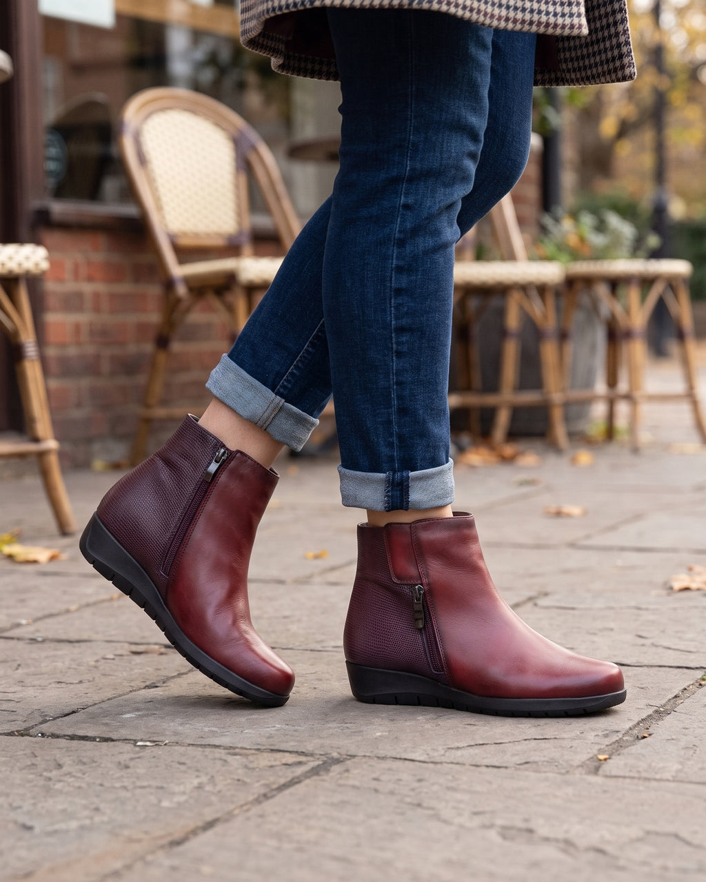 Lifestyle sin rostros — Botines de Mujer de Piel con Cuña de 5,5 cm y Cremallera – Burdeos