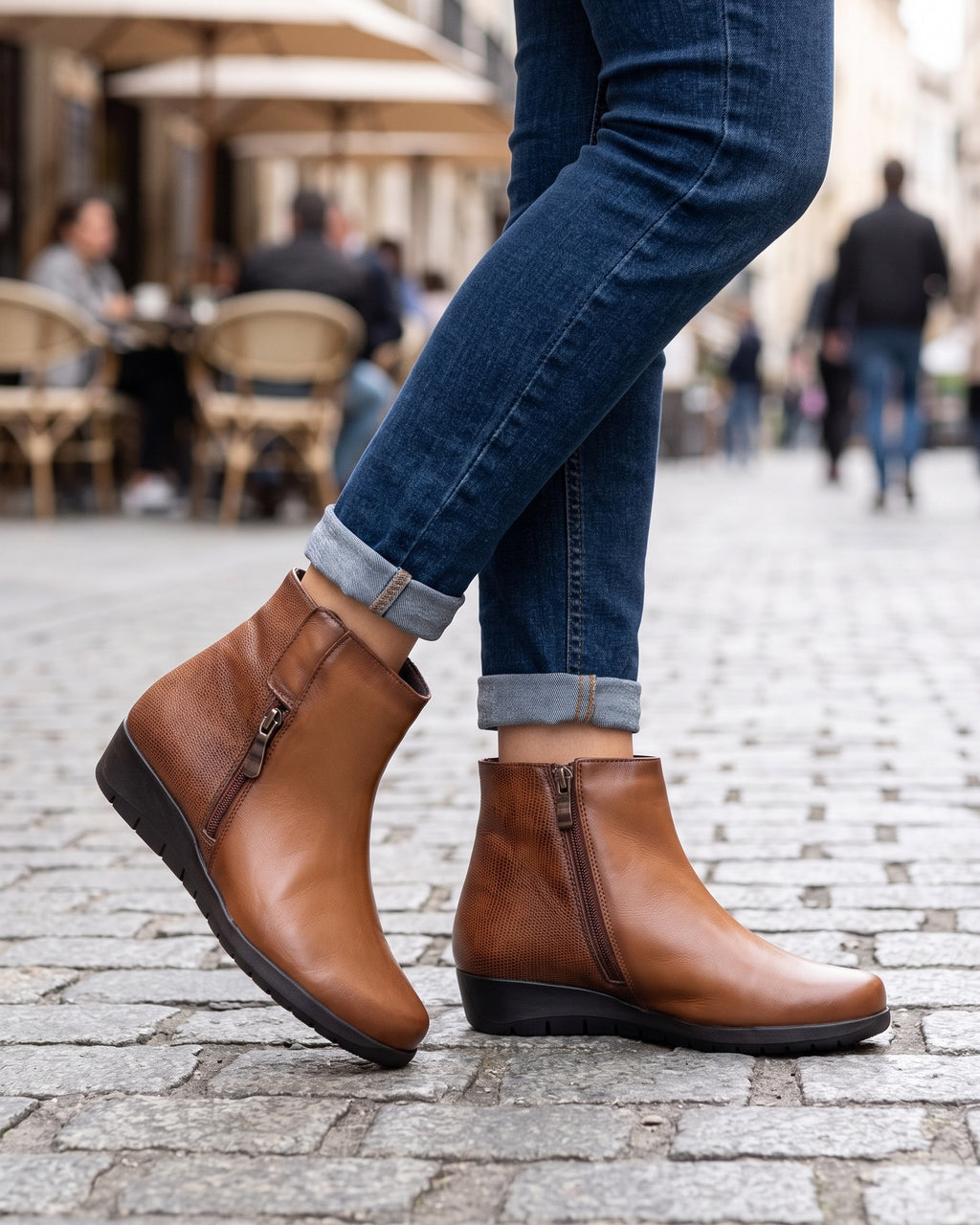Lifestyle sin rostros — Botines de Mujer de Piel con Cuña de 5,5 cm y Cremallera – Cuero
