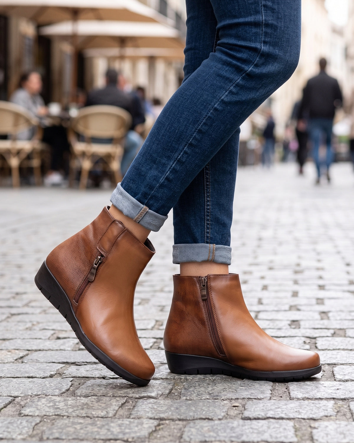 Lifestyle sin rostros — Botines de Mujer de Piel con Cuña de 5,5 cm y Cremallera – Cuero