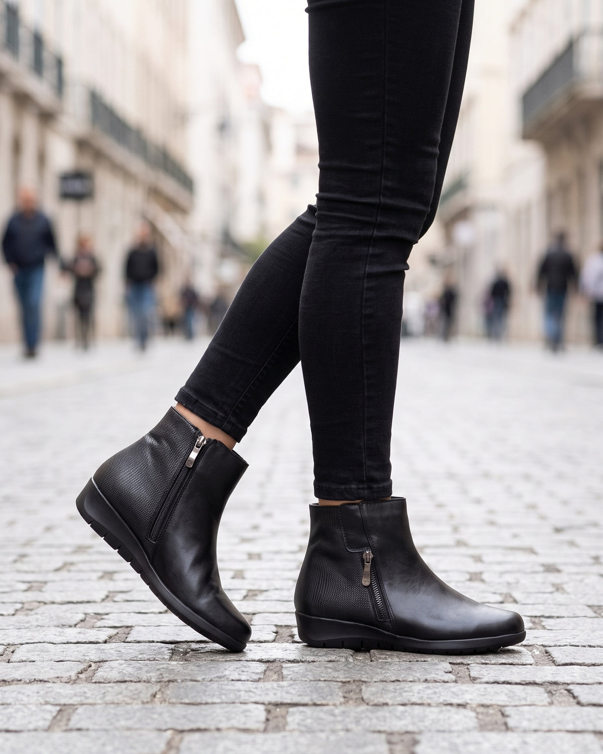 Lifestyle sin rostros — Botines de Mujer de Piel con Cuña de 5,5 cm y Cremallera – Negro