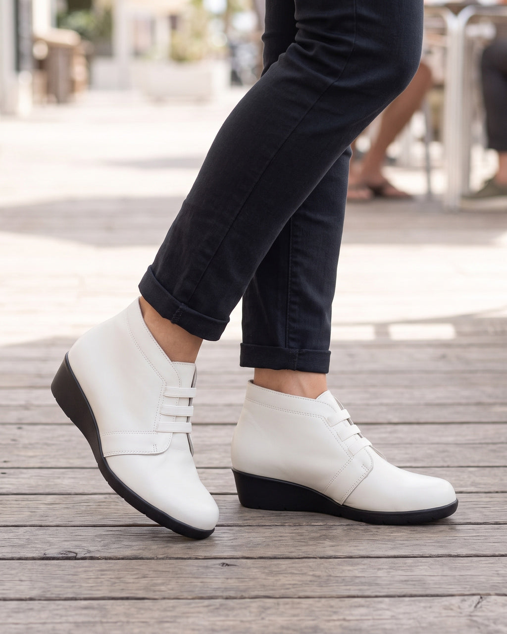 Lifestyle sin rostros — Botines de Mujer de Piel con Cuña Hechos en España – Marfil