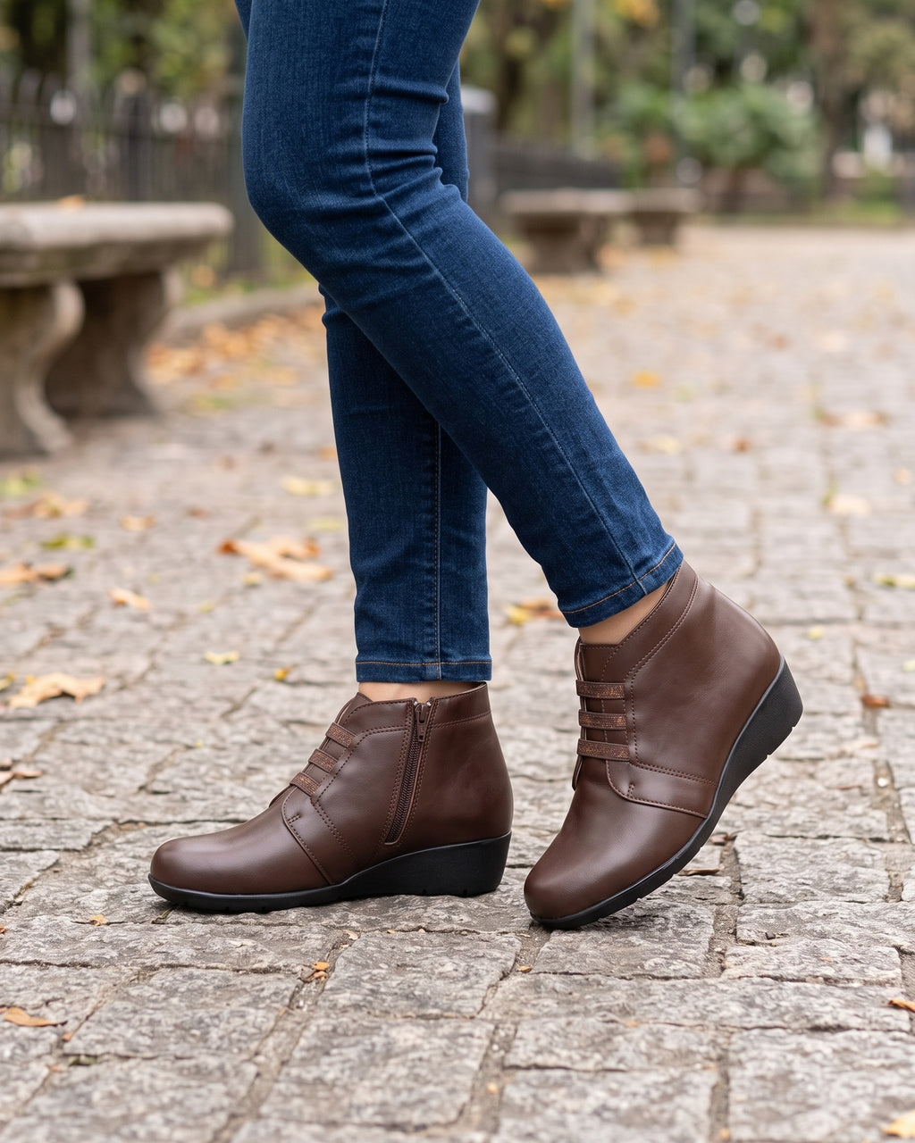 Lifestyle sin rostros — Botines de Mujer de Piel con Cuña Hechos en España – Marrón