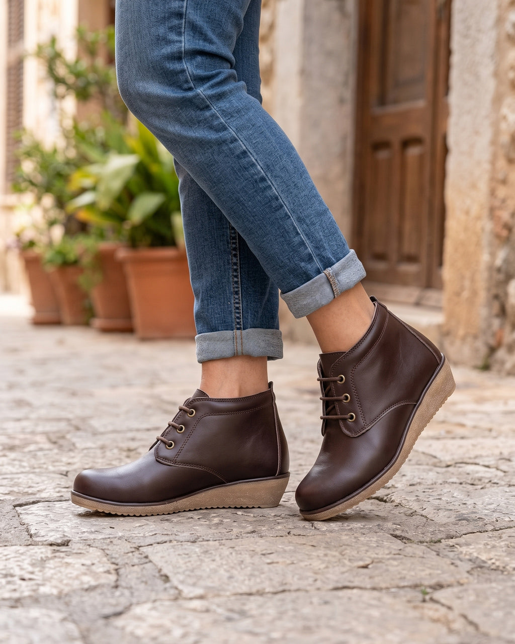 Lifestyle sin rostros — Botines de Mujer de Piel con Cuña y Cordones – Marrón