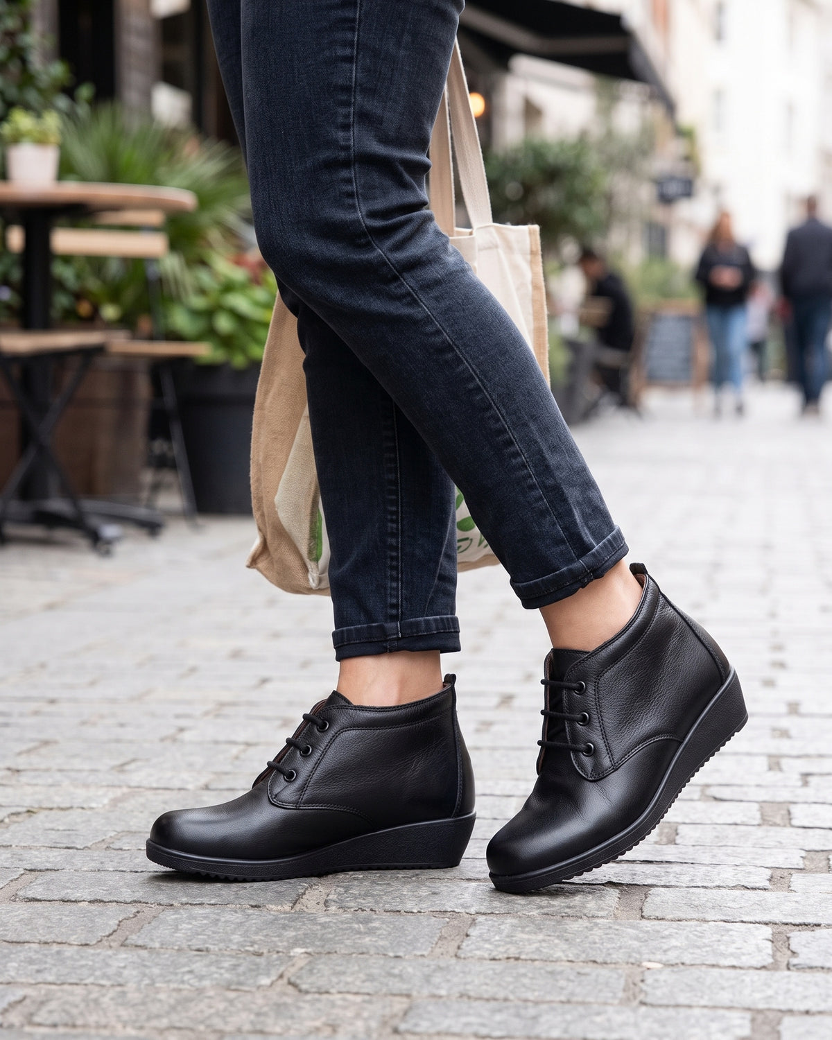 Lifestyle sin rostros — Botines de Mujer de Piel con Cuña y Cordones – Negro