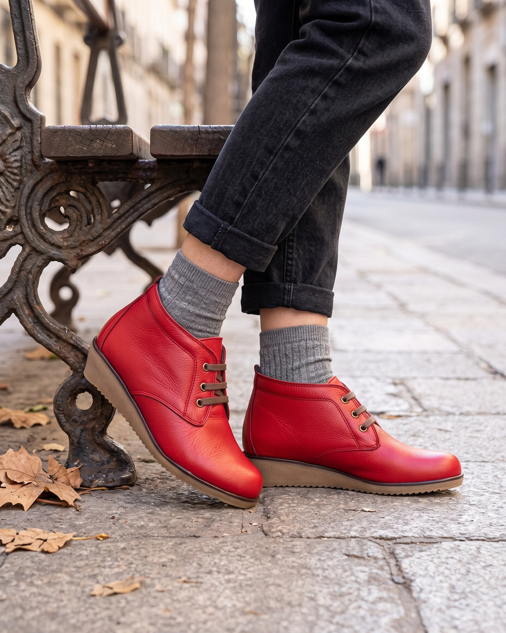 Lifestyle sin rostros — Botines de Mujer de Piel con Cuña y Cordones – Rojo