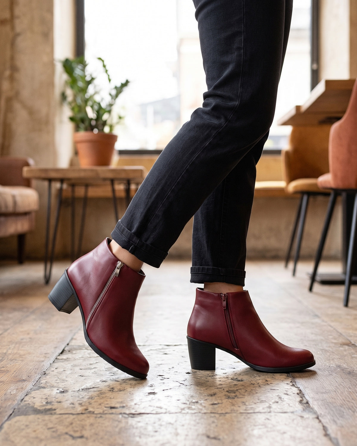 Lifestyle sin rostros — Botines de Mujer de Piel con Tacón Ancho y Cremallera – Burdeos