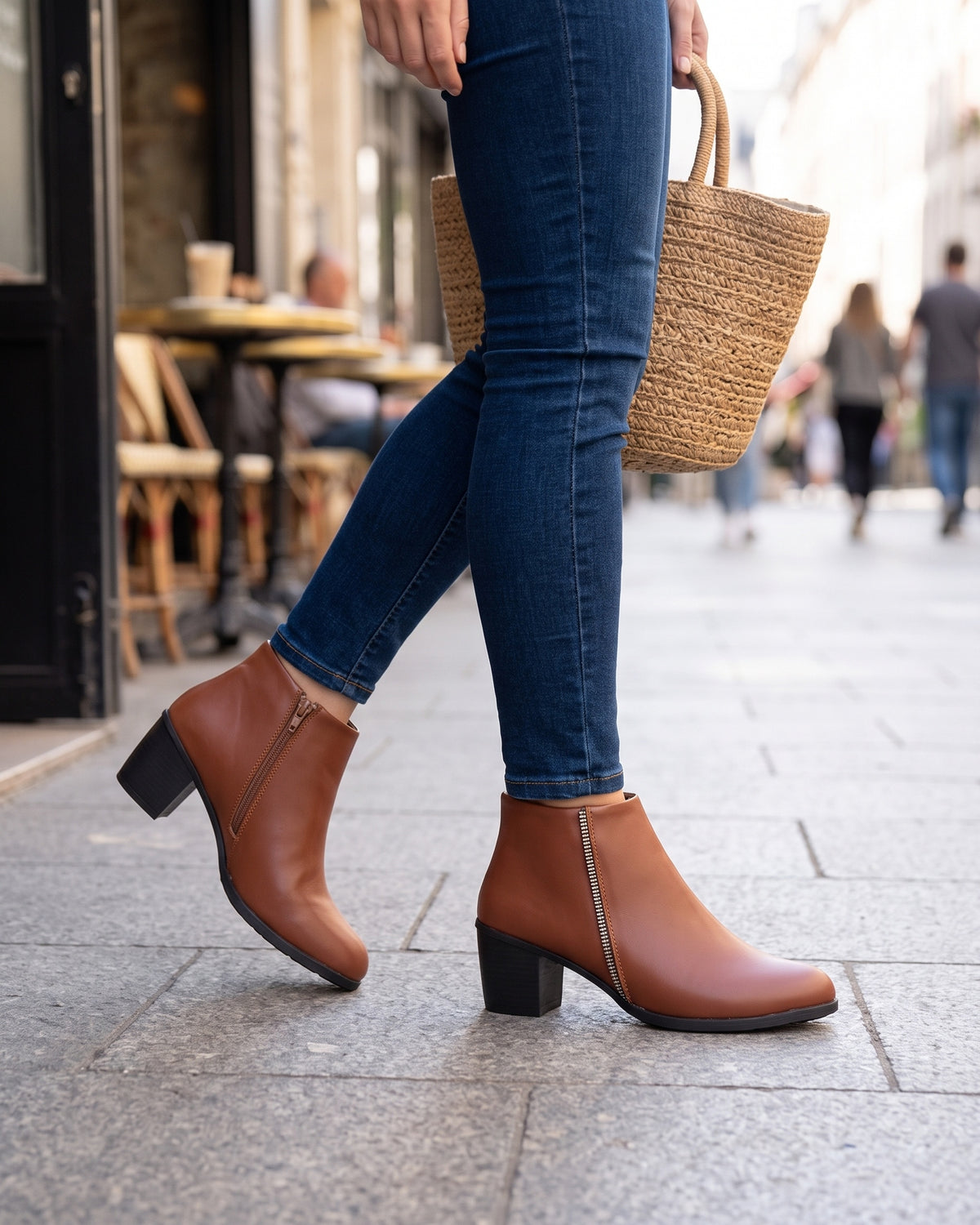 Lifestyle sin rostros — Botines de Mujer de Piel con Tacón Ancho y Cremallera – Cuero