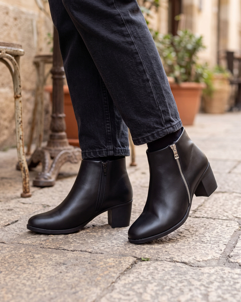 Lifestyle sin rostros — Botines de Mujer de Piel con Tacón Ancho y Cremallera – Negro