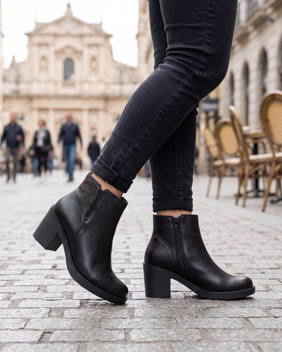 Lifestyle sin rostros — Botines de Mujer de Piel con Tacón y Plataforma – Negro