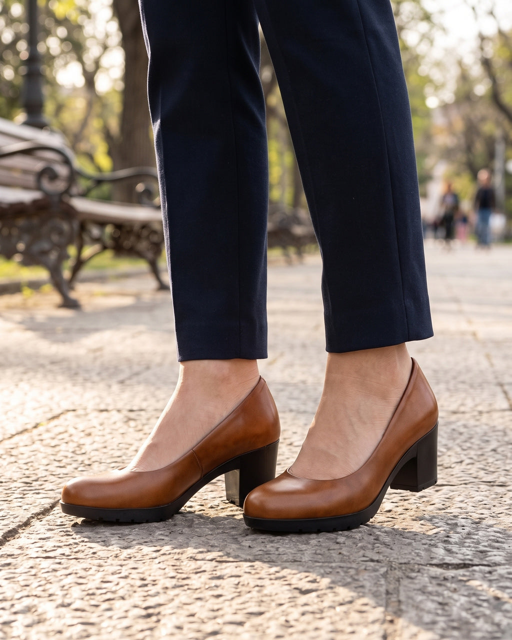 Lifestyle sin rostros — Zapatos de Salón para Mujer de Piel con Plataforma – Cuero