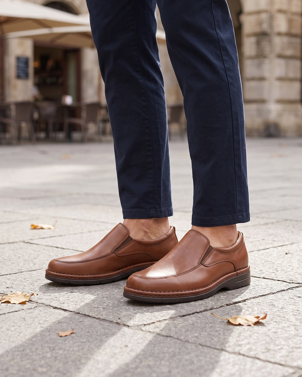 Lifestyle sin rostros — Mocasines de Hombre de Piel con Elásticos Laterales – Cuero