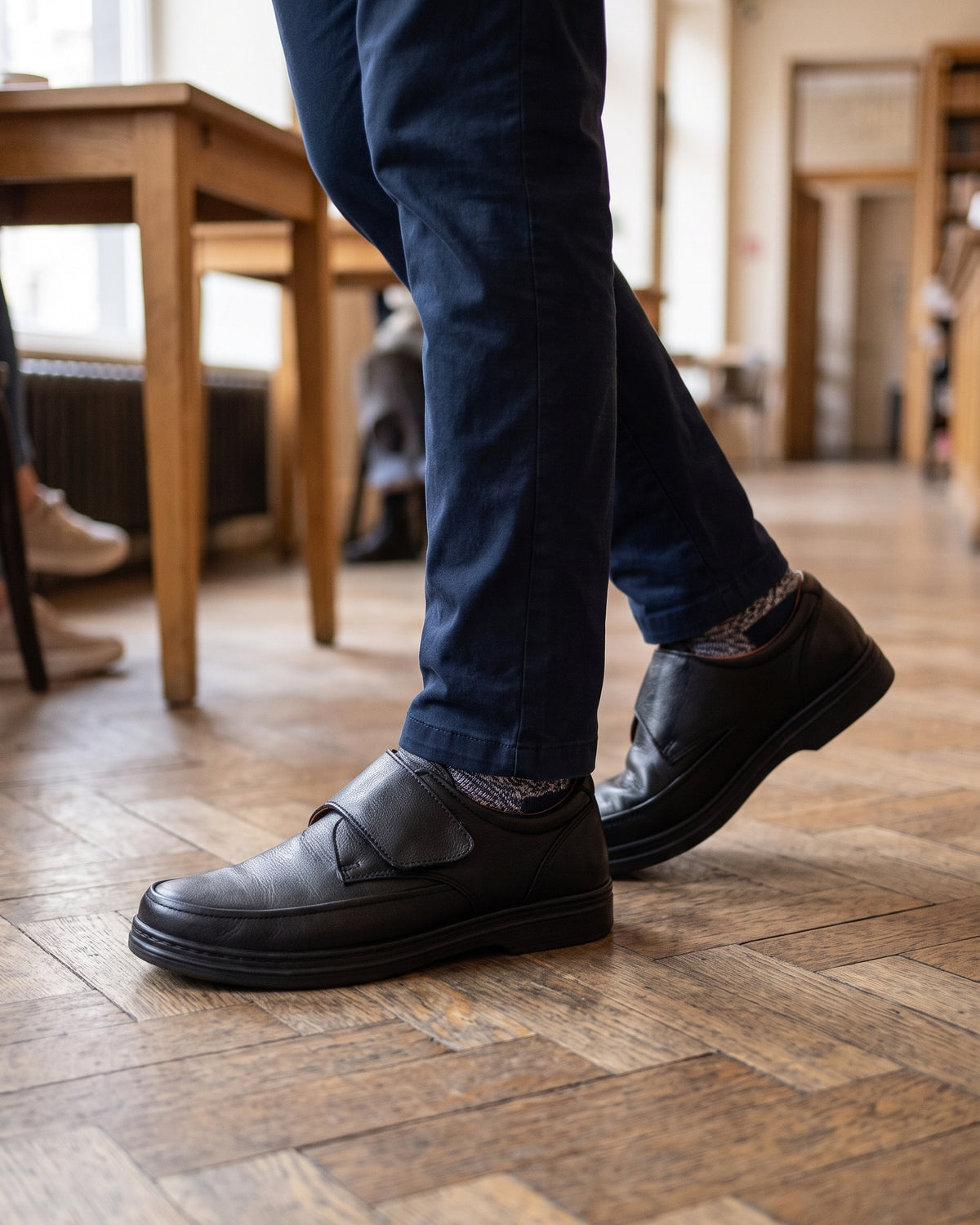 Lifestyle sin rostros — Zapatos de Hombre de Piel con Cierre Adherente – Negro