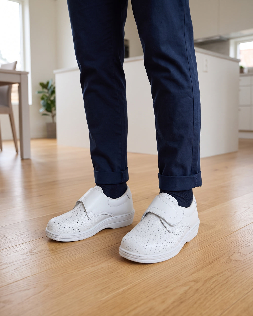 Lifestyle sin rostros — Zuecos Sanitarios de Piel con Cierre Adherente – Blanco